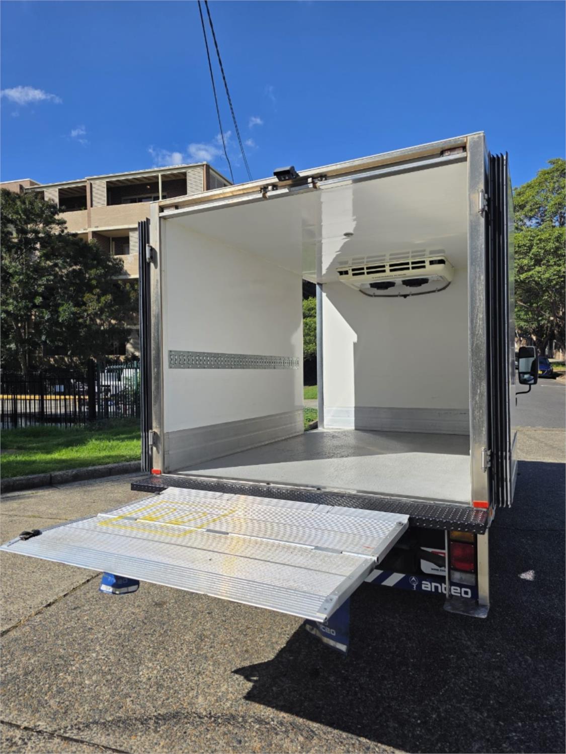 2014 ISUZU NNR Refrigerated & Freezer 200 SHORT NH 2 Pallet Tail Lifter
