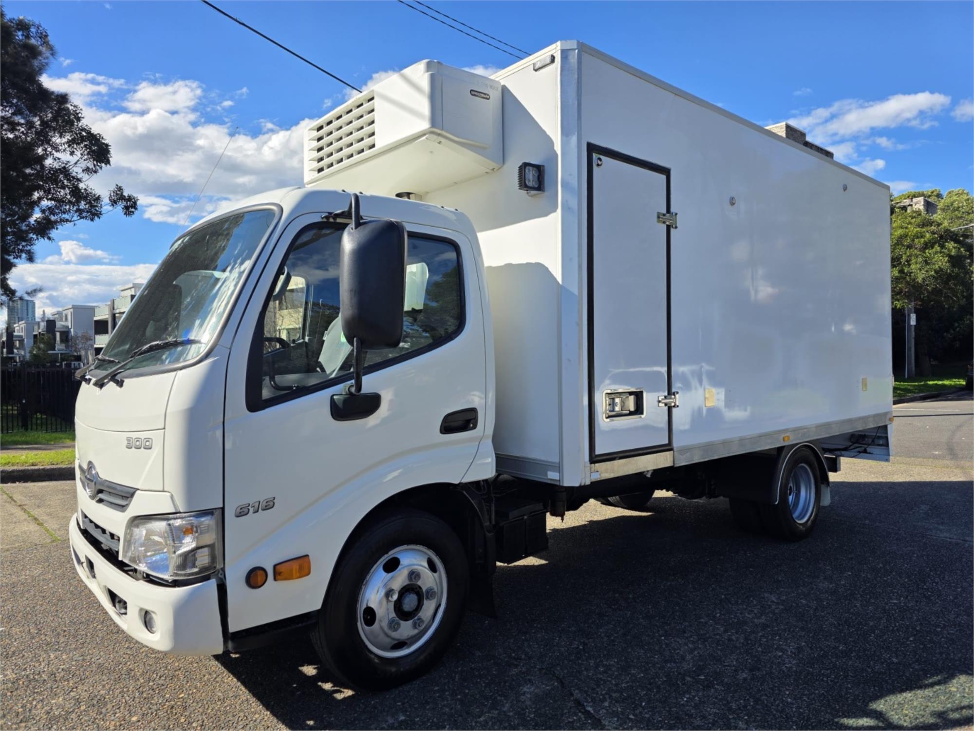 2020 HINO 300 3 Pallet Fridge & Freezer 616 MEDIUM IFS XZU655R